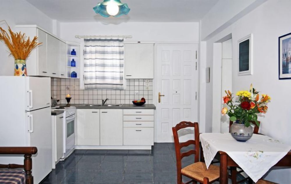 Erato Apartments 4/28