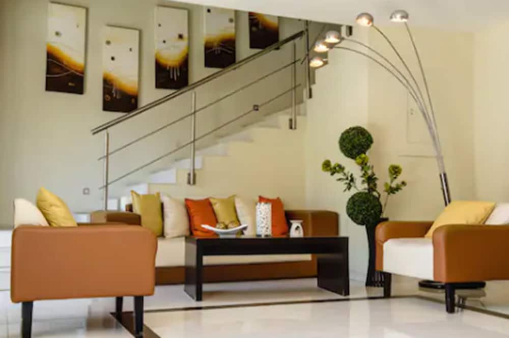 H177 Hotel 44/53