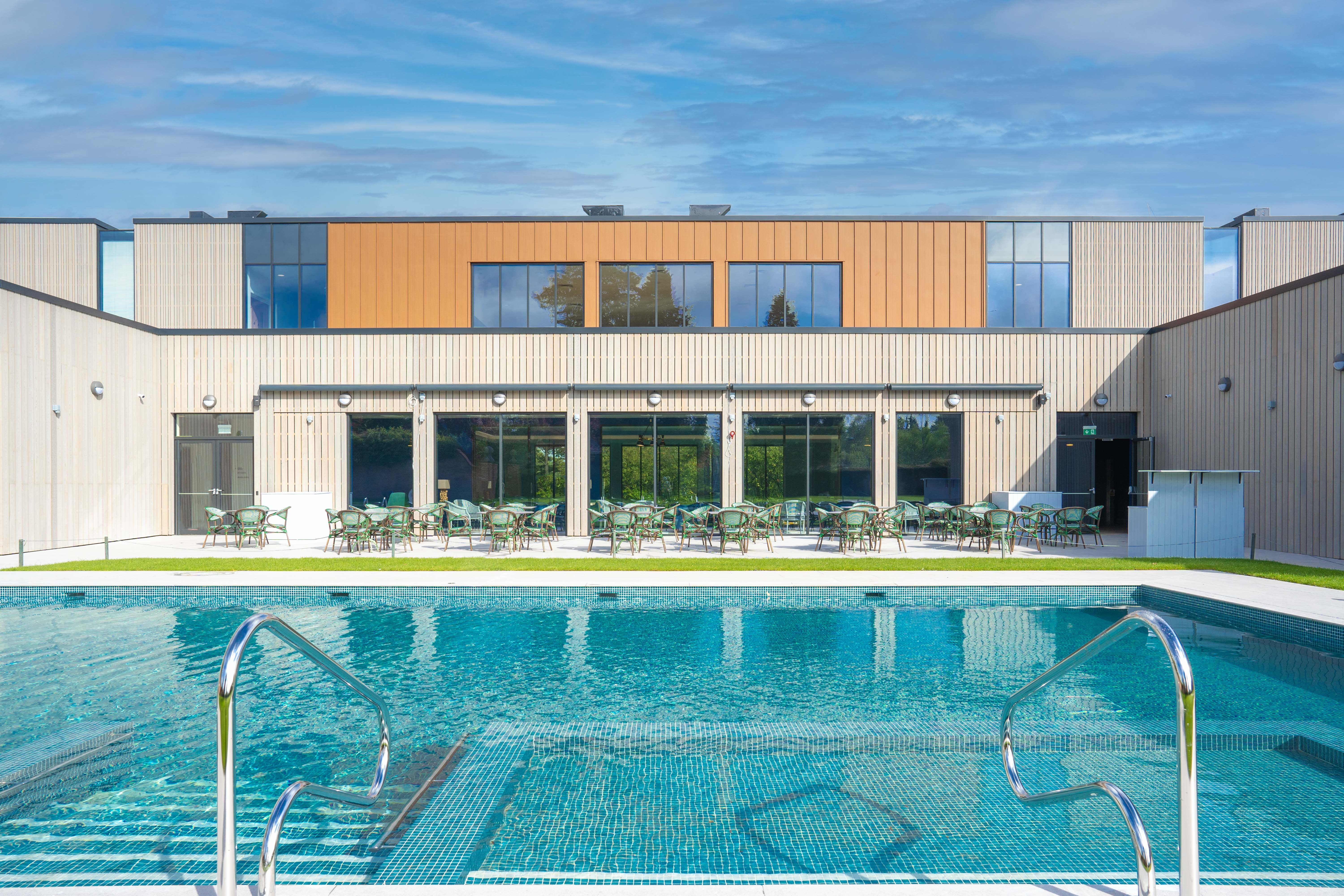 FOXHILLS CLUB AND RESORT WOKING 2/35