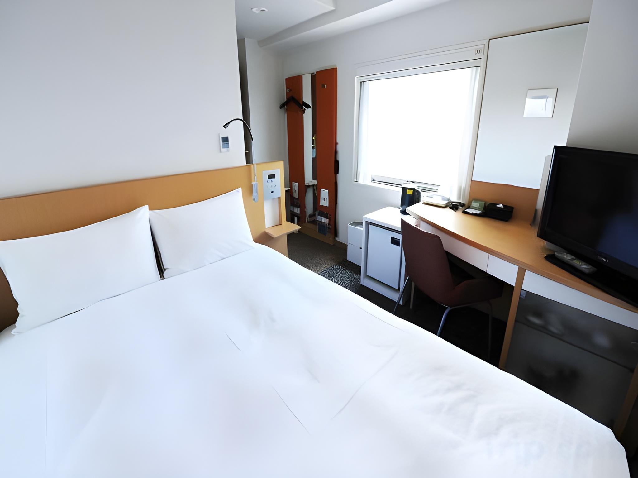 Semi Room, Semi Double Bed, Side View