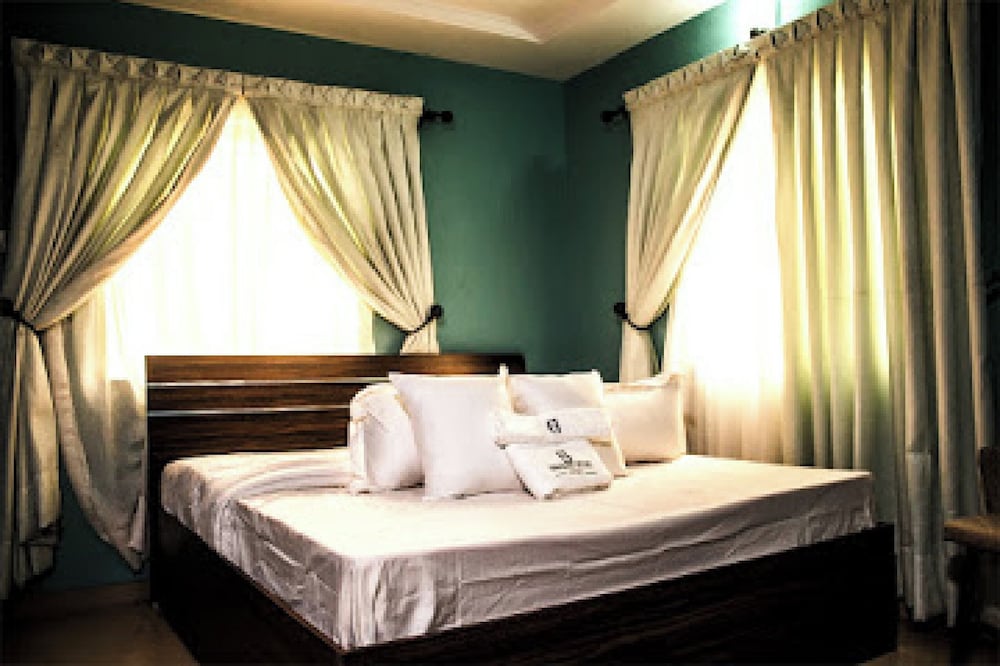 Oragon Hotel and Suites 13/46