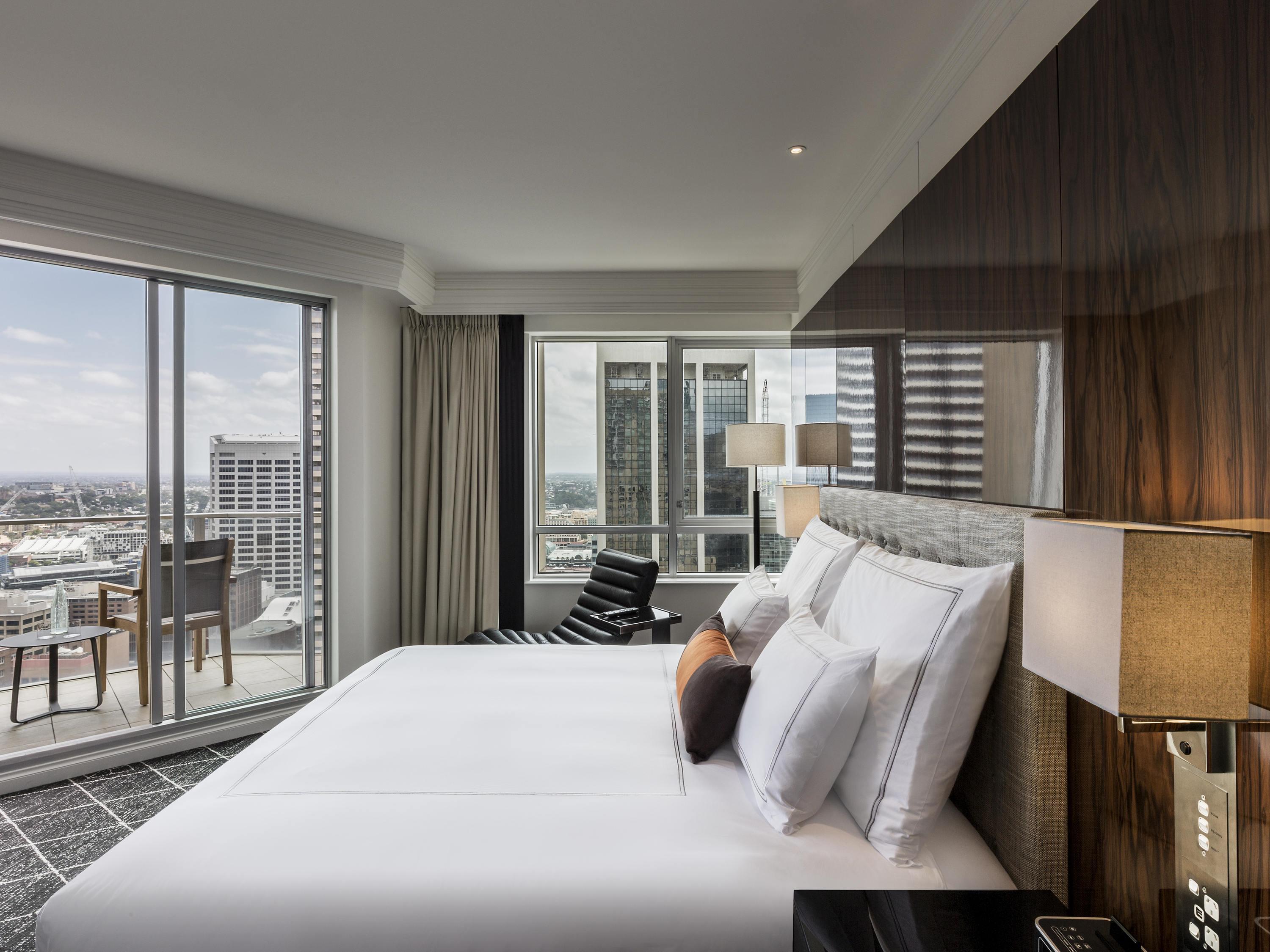 Skyline, Signature, King Bed, Balcony, Executive Lounge Access, High Floor