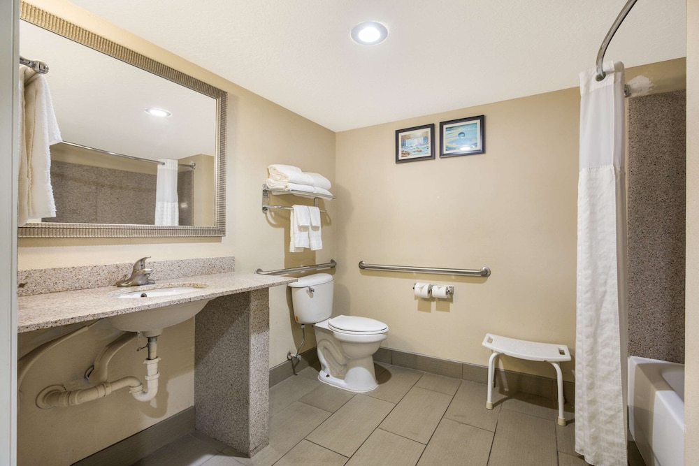 Comfort Suites Forsyth Near I-75 20/49