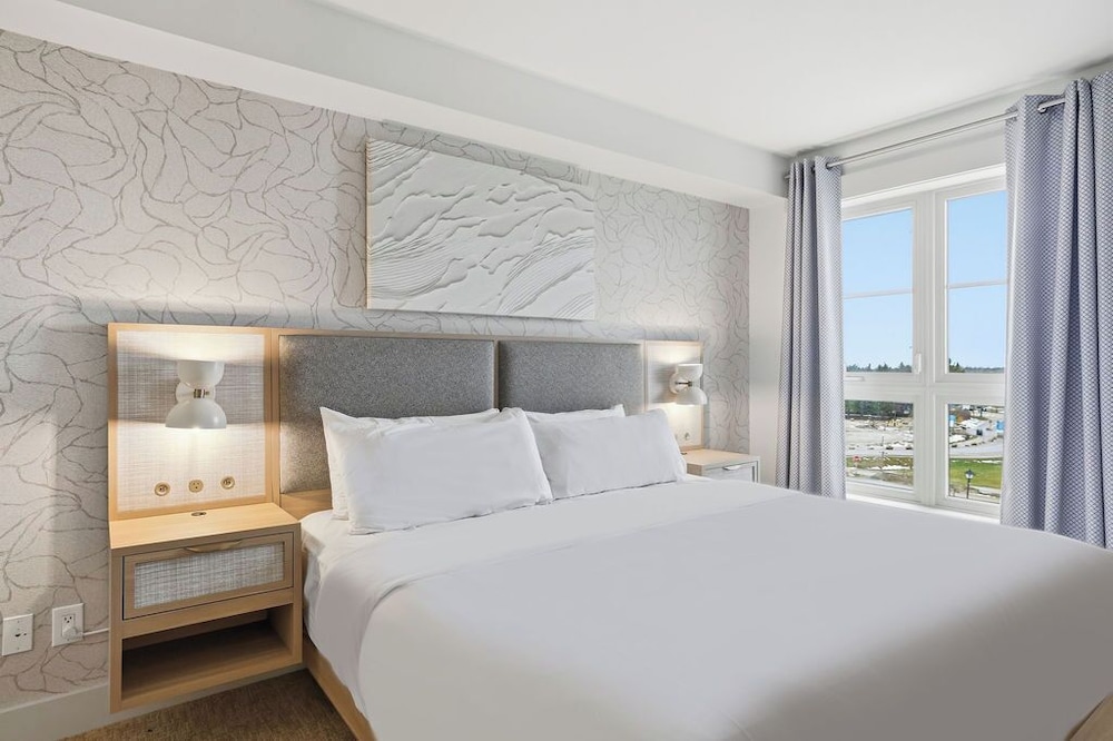 1 Bedroom, Queen Bed, 2 Sofa, Den