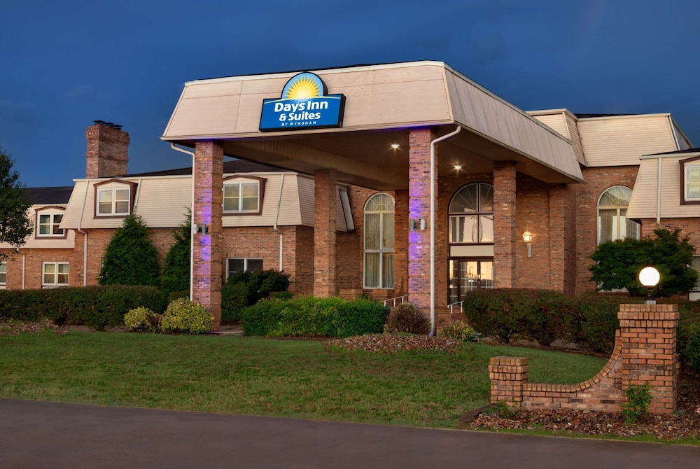 Days Inn & Suites by Wyndham Sikeston 4/51