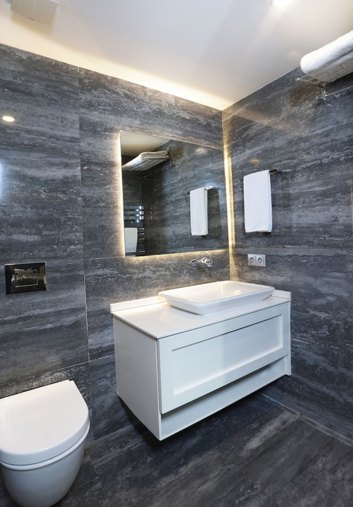 Riva Hotel Alsancak 47/47