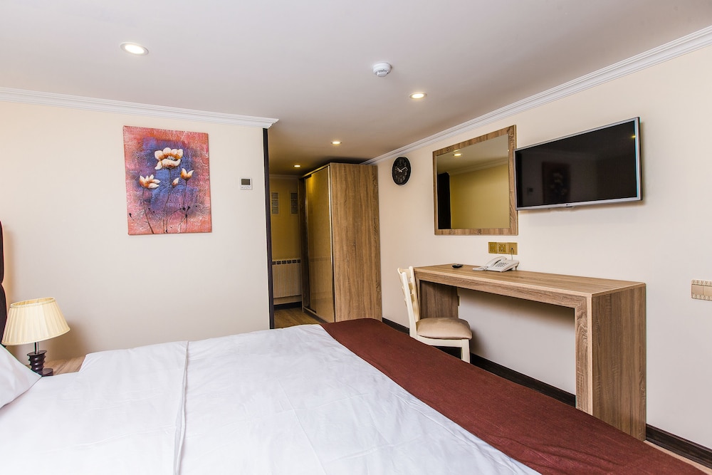 DELUXE CITY HOTEL 35/70