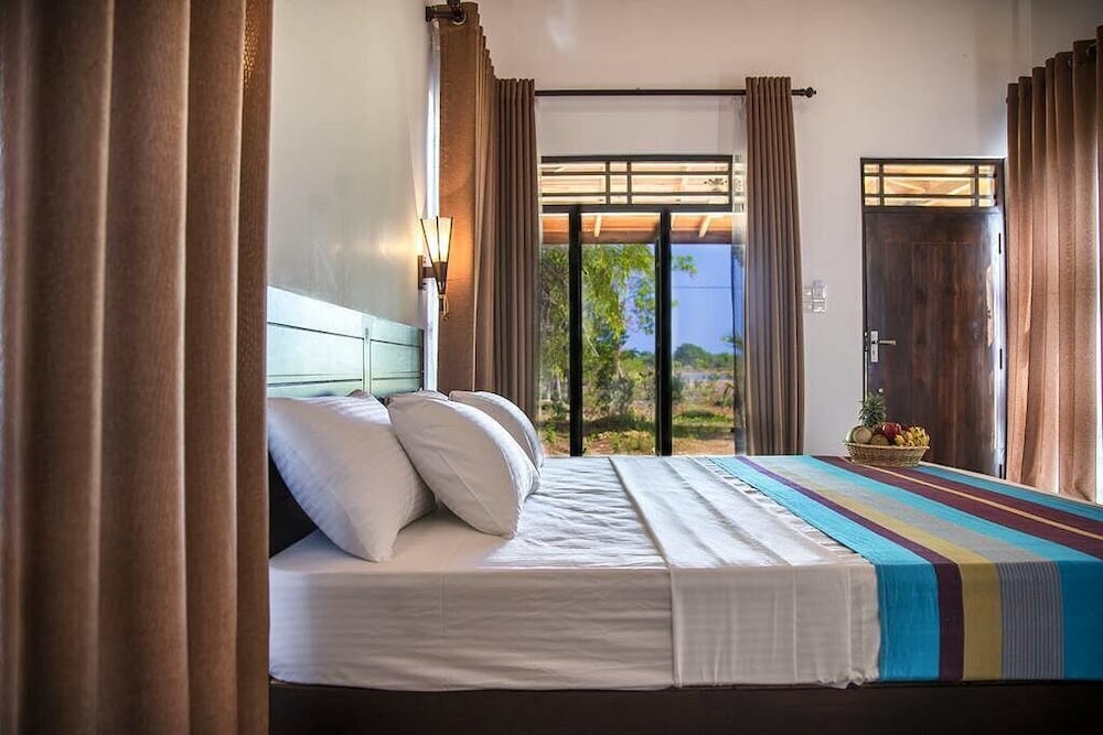 ECONOMY, COTTAGE, KING BED, LAKE VIEW