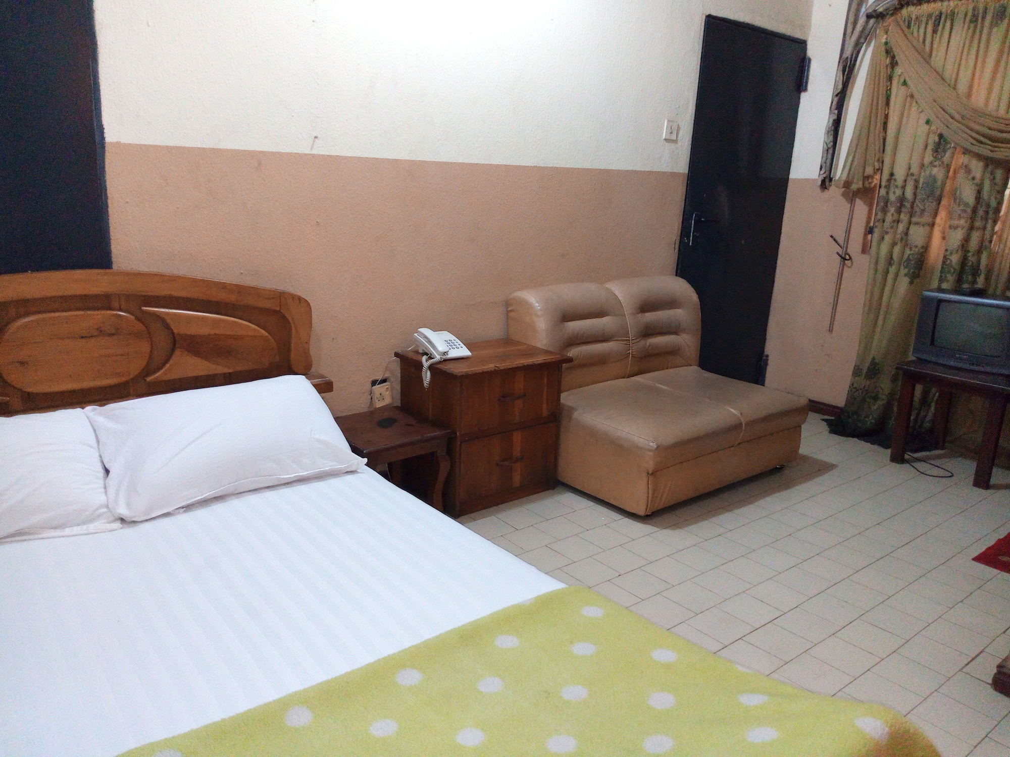 ROOM, DOUBLE BED