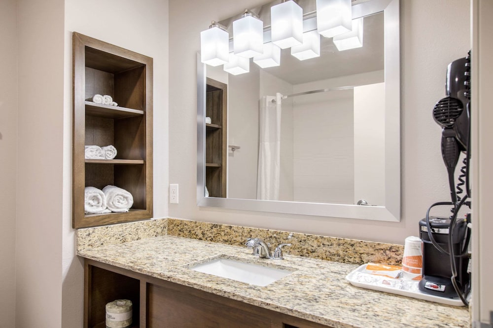 Quality Inn & Suites Carlsbad Caverns Area 16/44