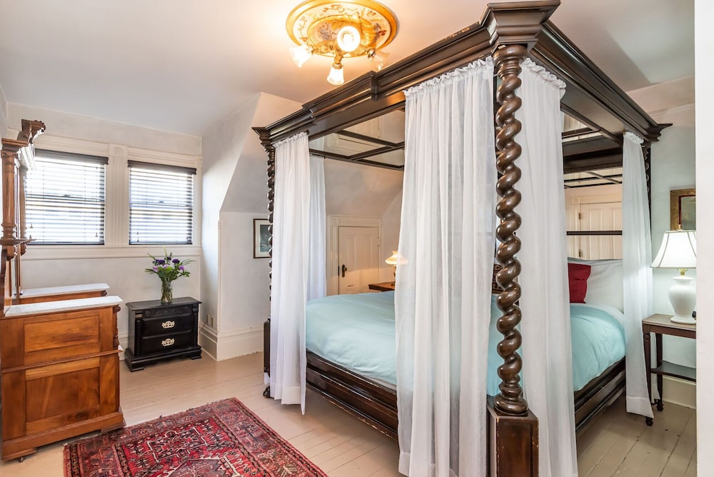 Chateau Tivoli Bed and Breakfast 20/50