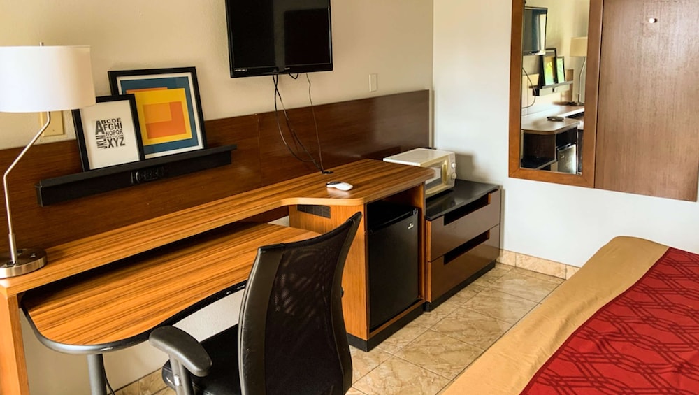 Luxury Inn and Suites Forrest City 27/34