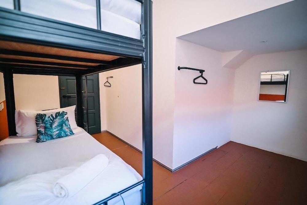 Swing & Pillows at 75 Chulia St 14/38