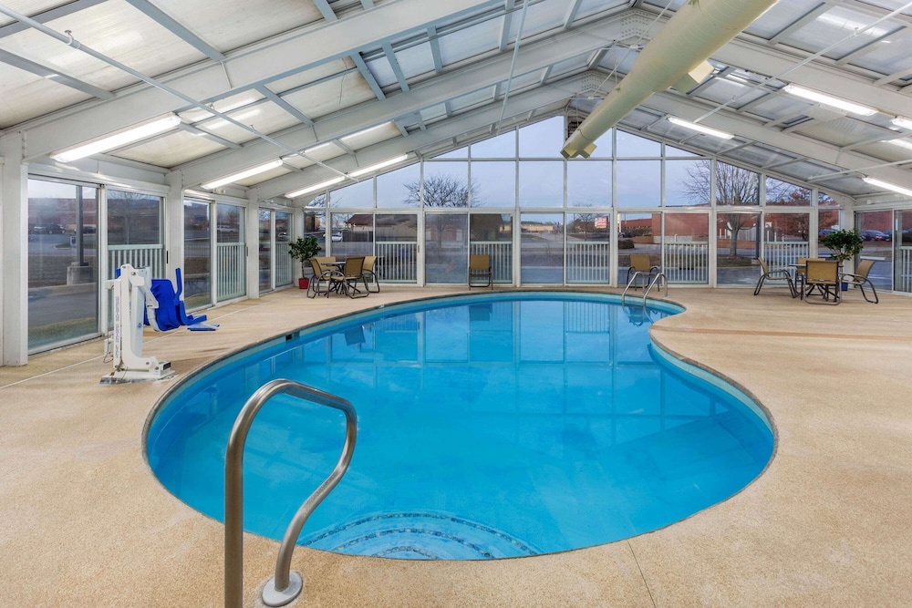 La Quinta Inn Suites Rockford 7/54