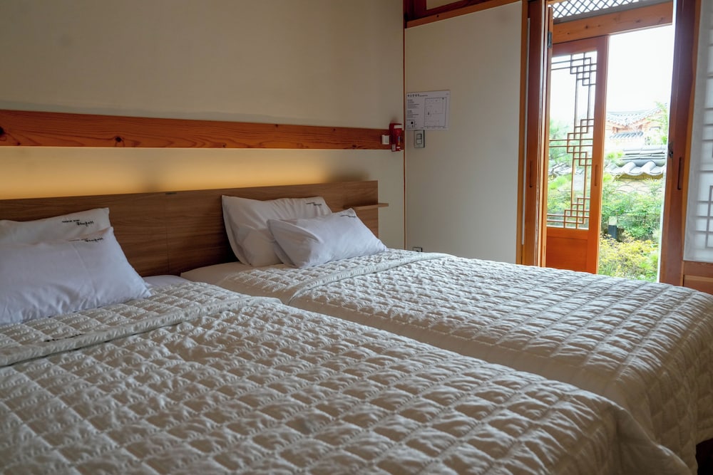 Sundeok, Twin Beds