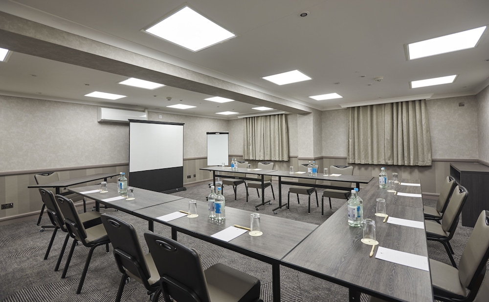 DOUBLETREE BY HILTON BRISTOL NORTH 45/47