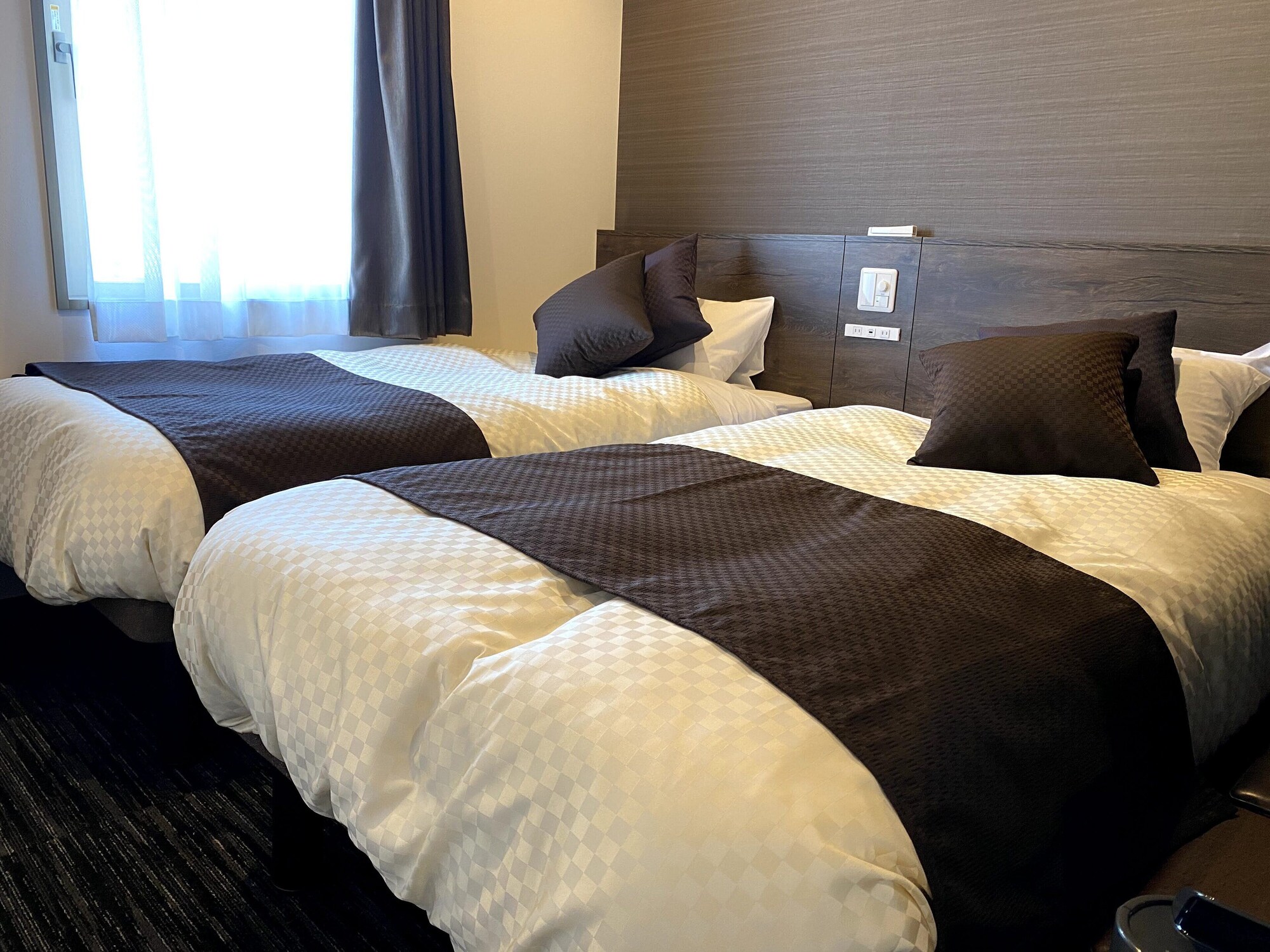 ROOM, TWIN BEDS