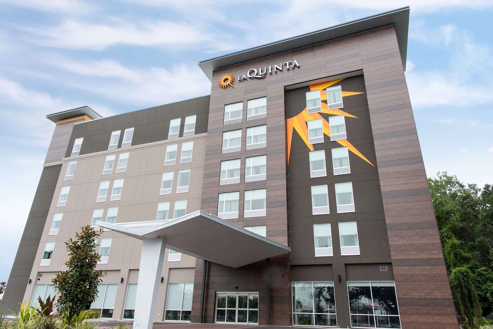 La Quinta Inn & Suite by Wyndham Lake City 4/29