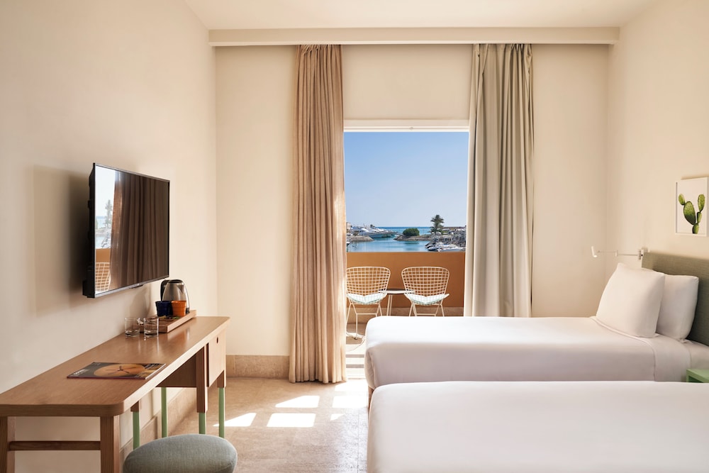 Superior, King Bed, Marina View, Balcony