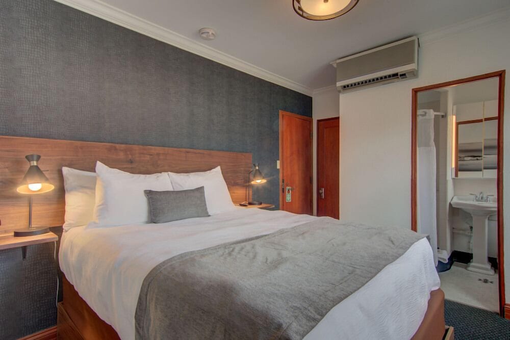 Basic, Queen Bed