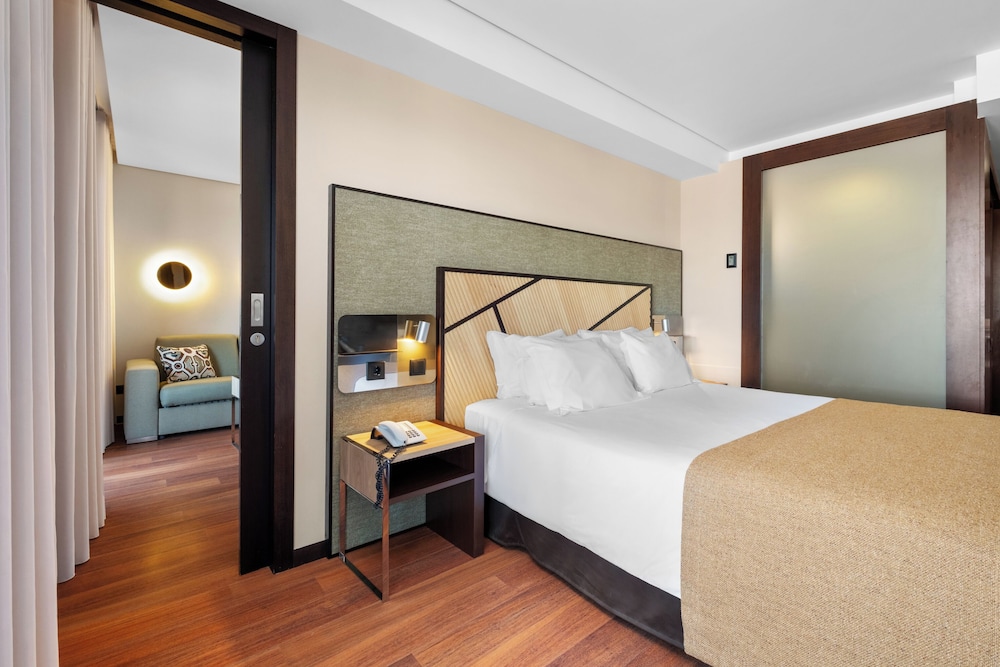 غرفة عائلية بسرير مزدوج وسريرين منفصلين بشرفة، Axis Porto Business & Spa Hotel 5/10