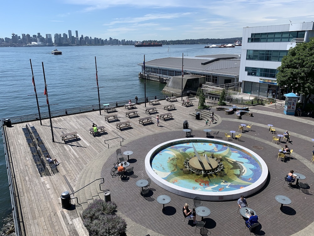 Lonsdale Quay Hotel 44/76