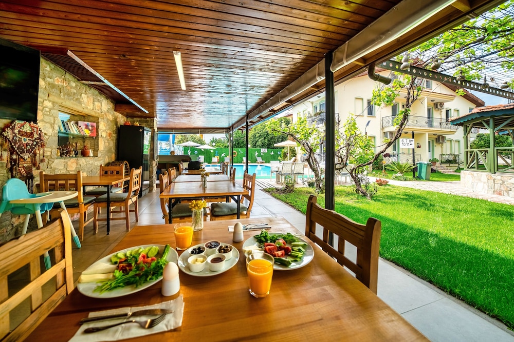 Dedeminn Garden Hotel 41/60