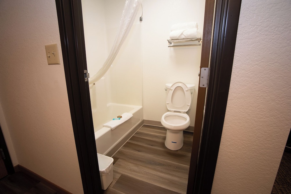 Alliance Hotel & Suites, a Howard Johnson by Wyndham 58/58