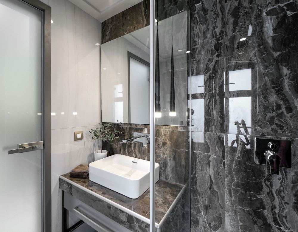 Serenity Suites 48/50