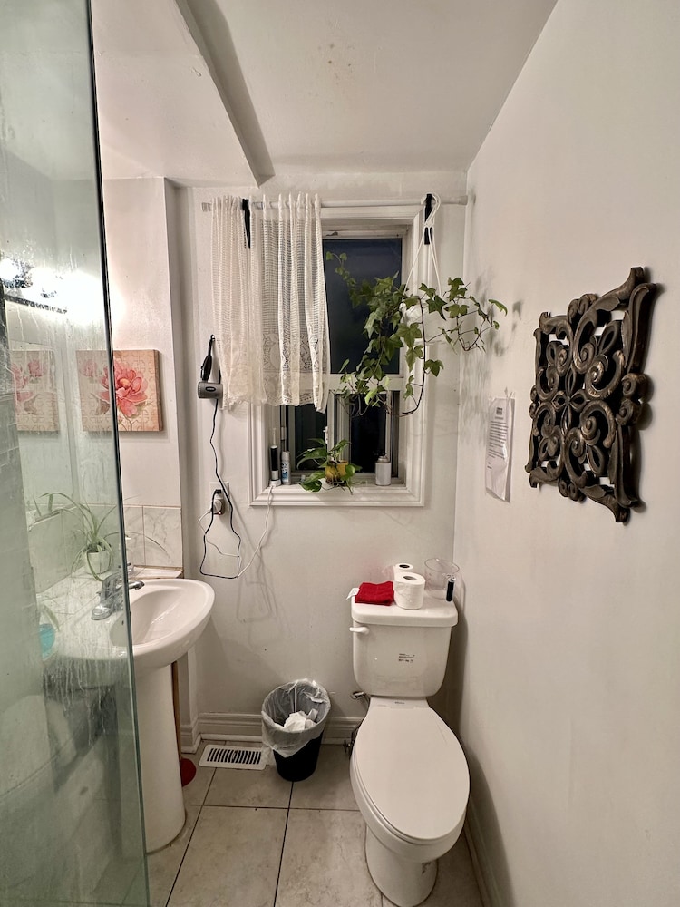 Toronto Furnished Living 48/52