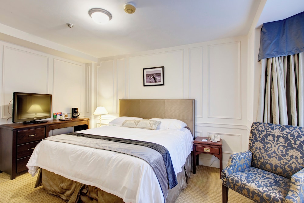 Room, Queen Bed, Water View