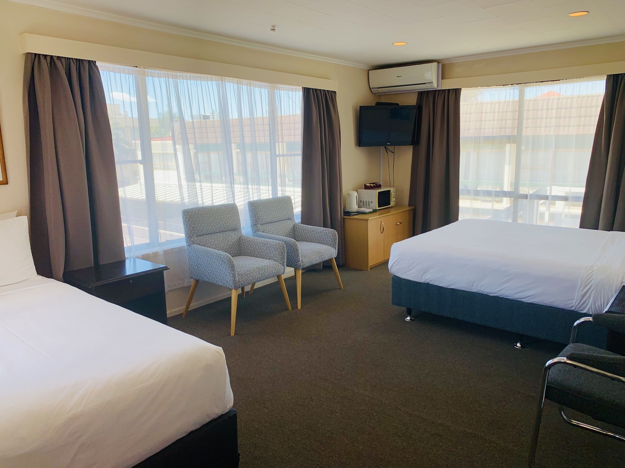 BASIC, STUDIO, 1 QUEEN AND 1 SINGLE BED