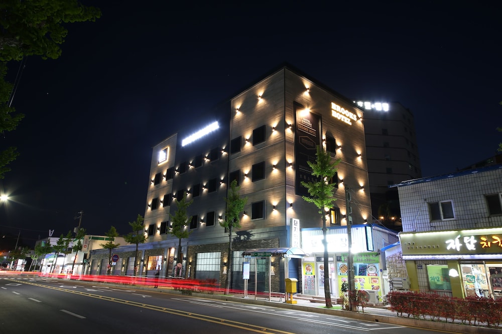 Brooks Hotel 2/50