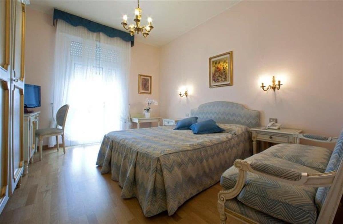 ROOM, SINGLE