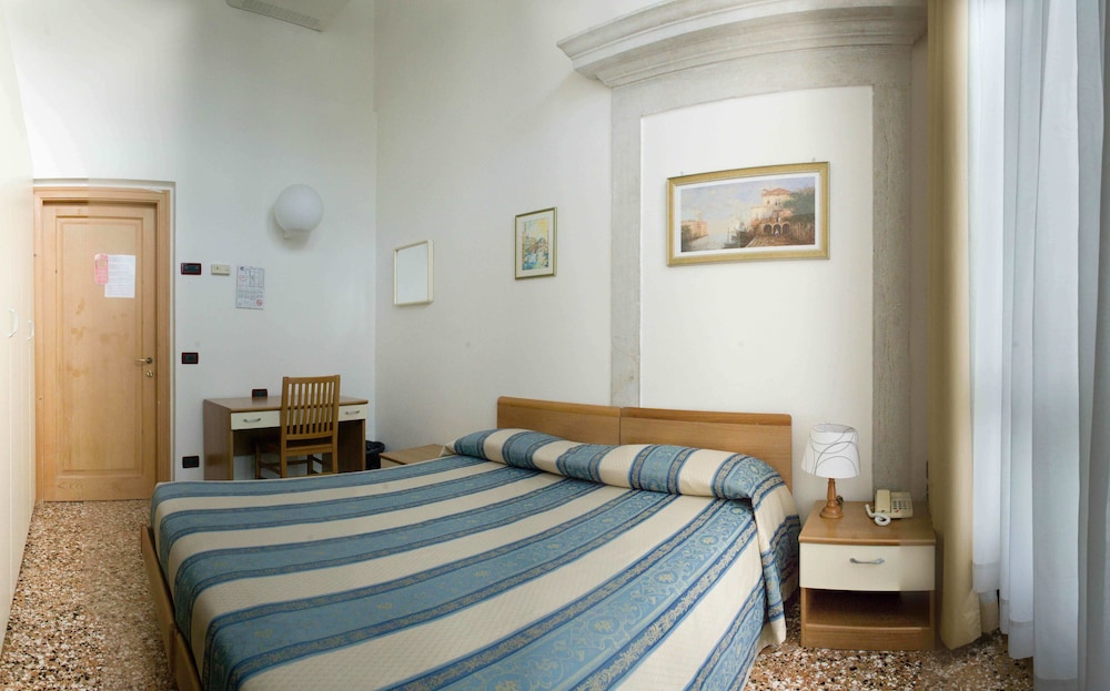 ROOM, DOUBLE BED, SHARED BATHROOM
