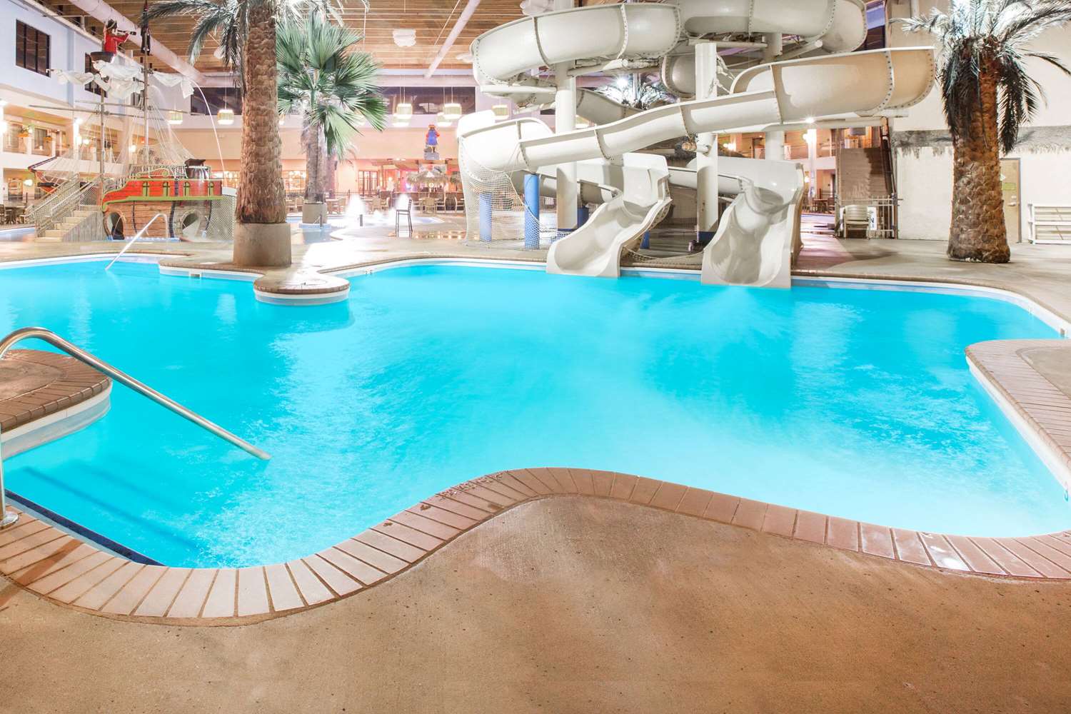 Ramada by Wyndham Des Moines Tropics Resort & Conference Ctr 4/18