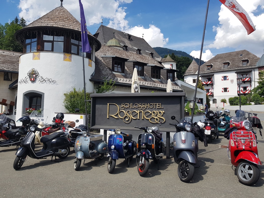 Family Hotel Schloss Rosenegg 53/64