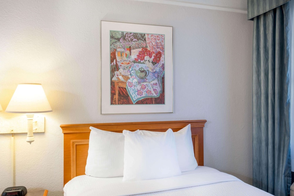 La Quinta Inn Farmington 23/44