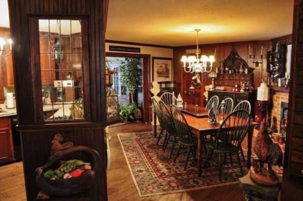 Williamsburg Sampler B & B 26/30