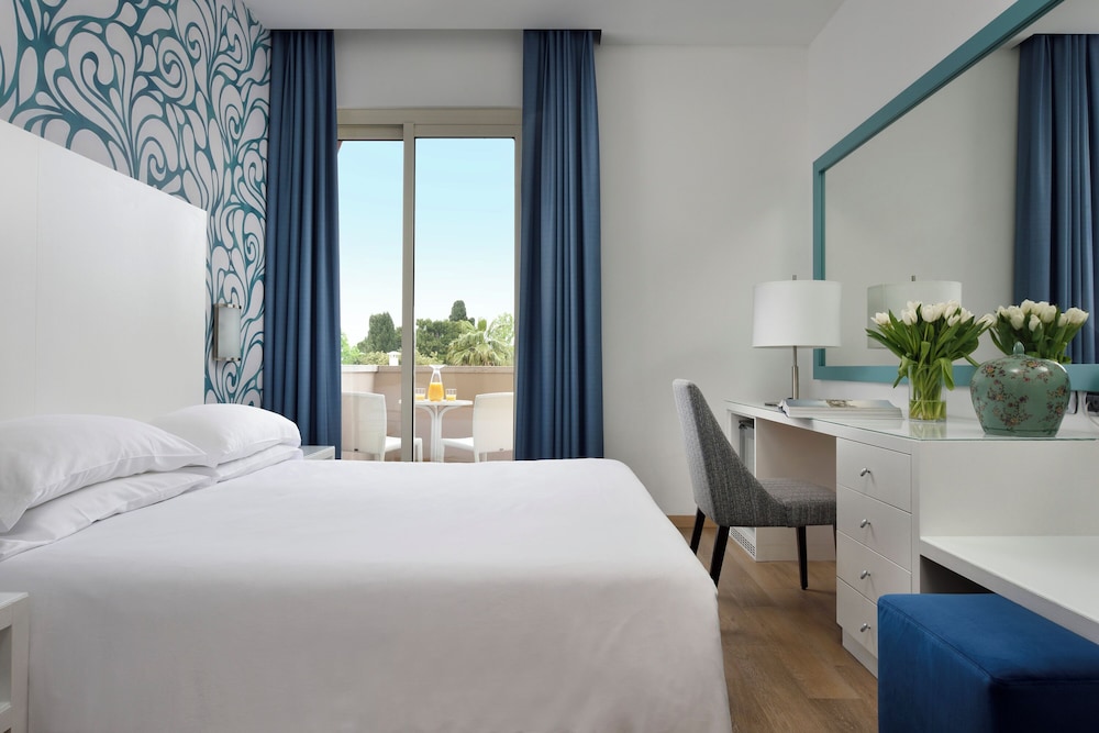 STANDARD, DOUBLE BED, PARTIAL LAKE VIEW