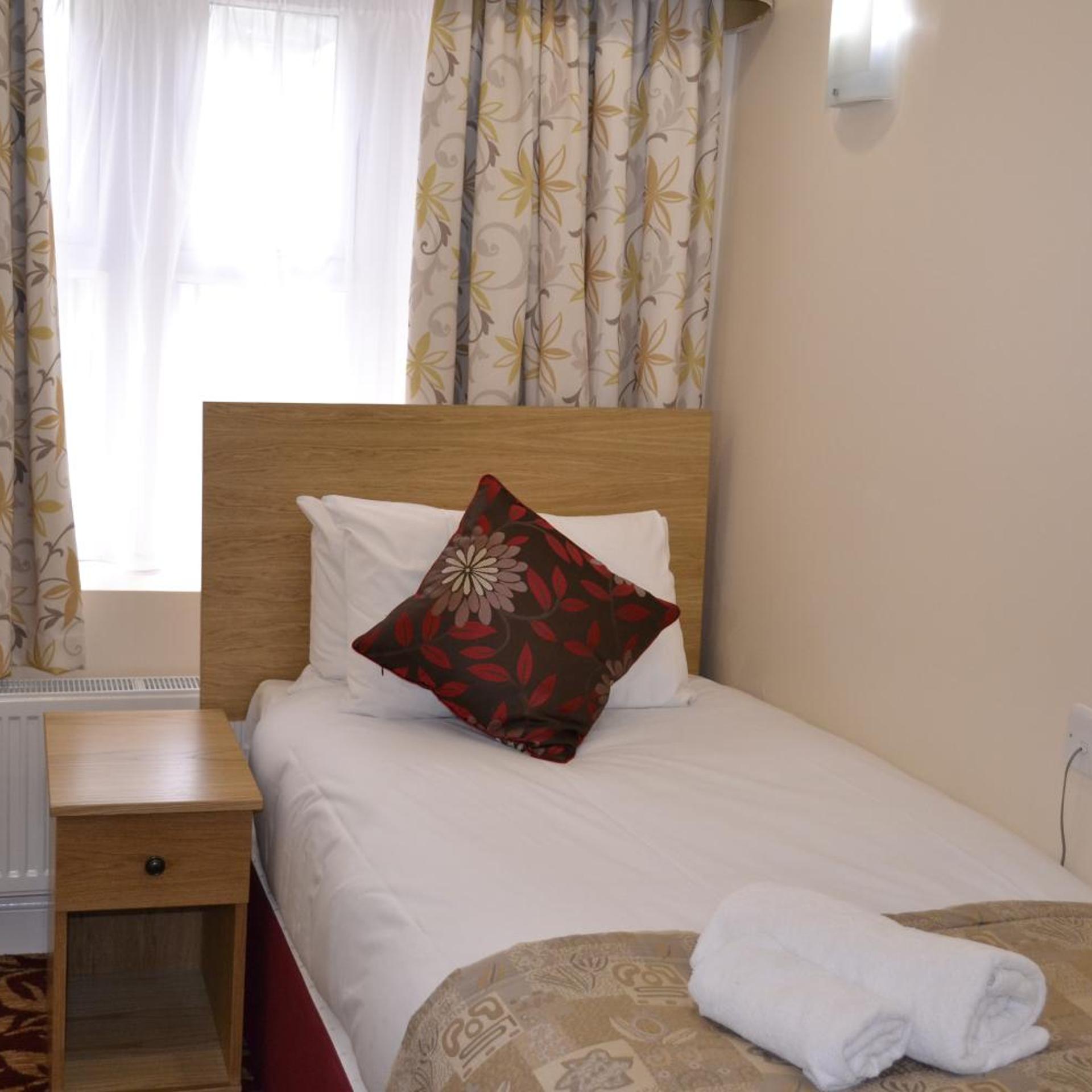 ROOM, SINGLE