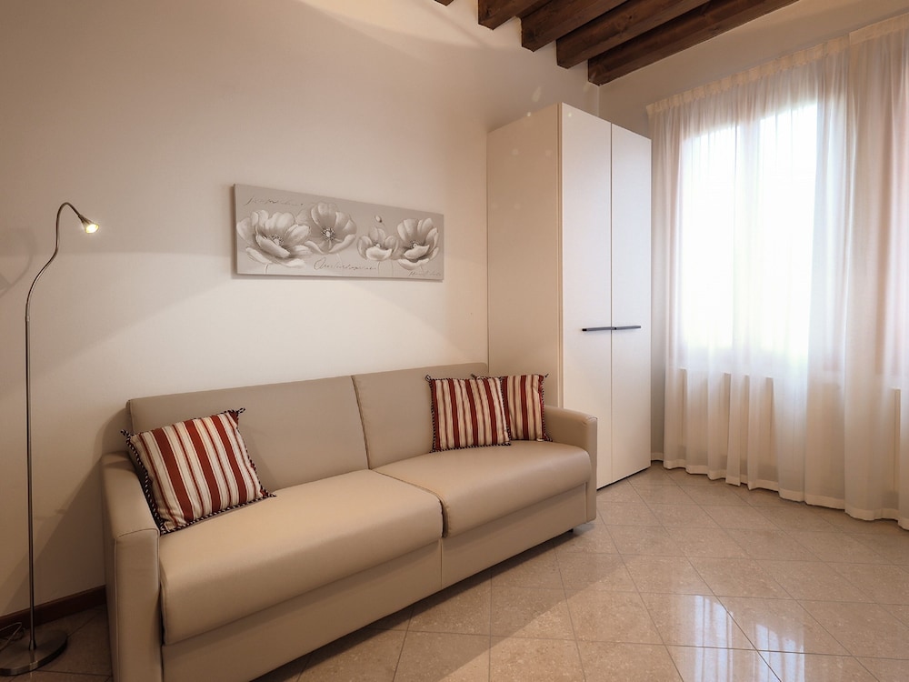 Venetian Style 1 16/38