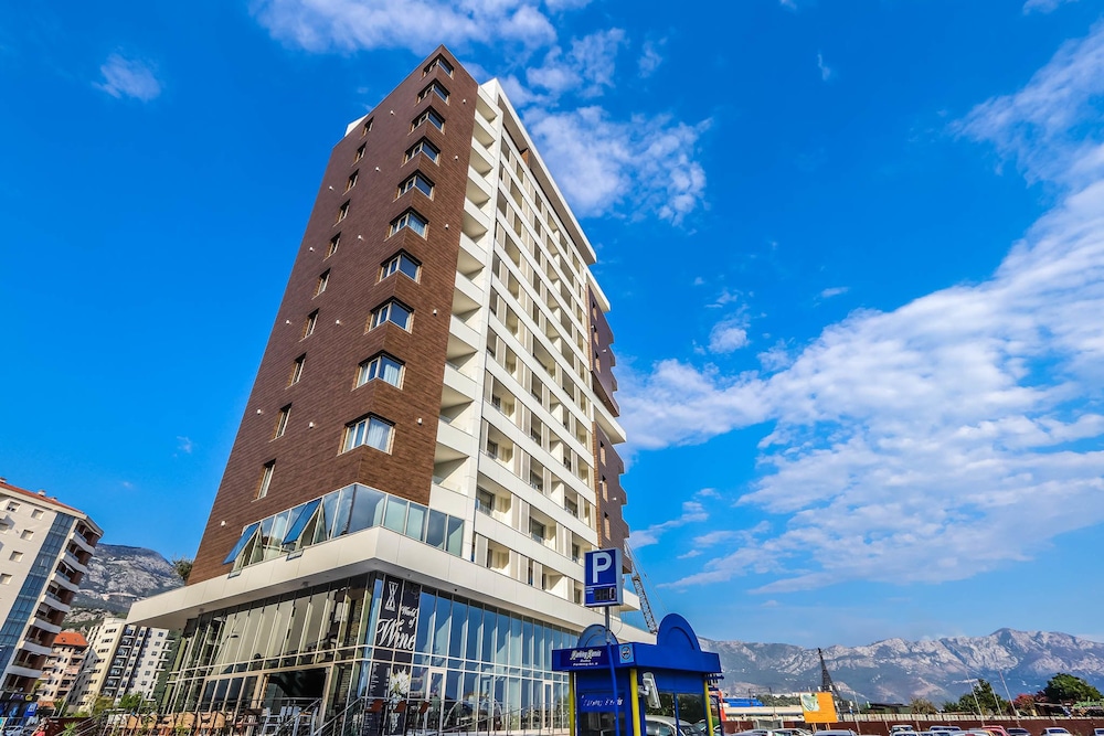 Wow Hotel 3/50