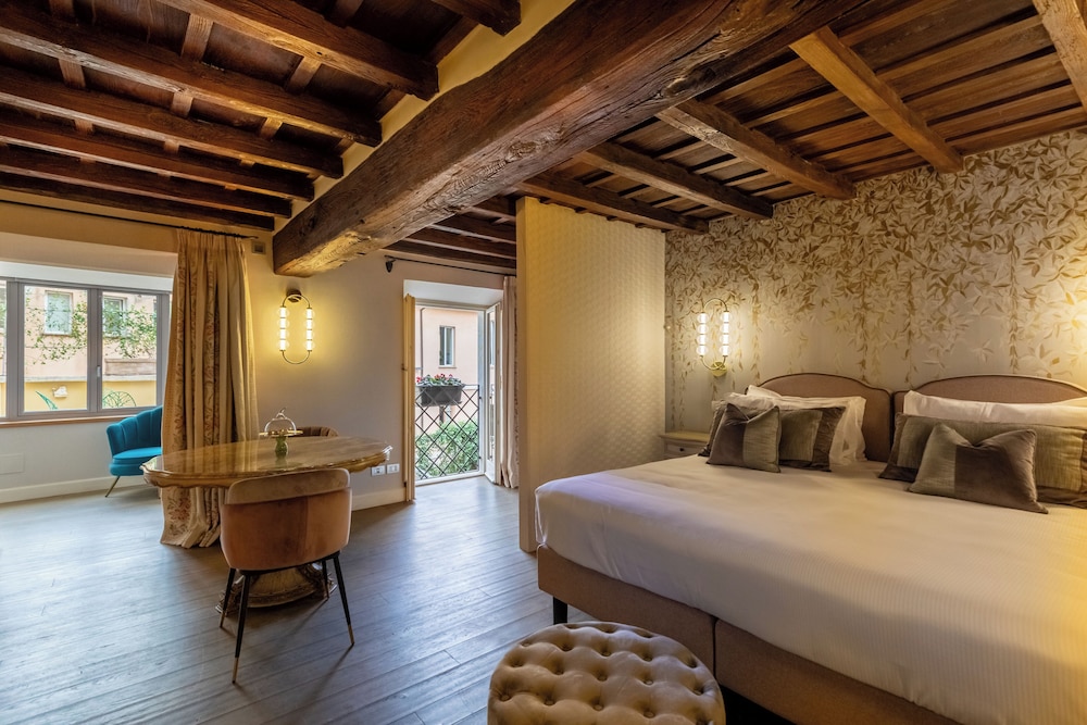 Deluxe, Studio, Suite