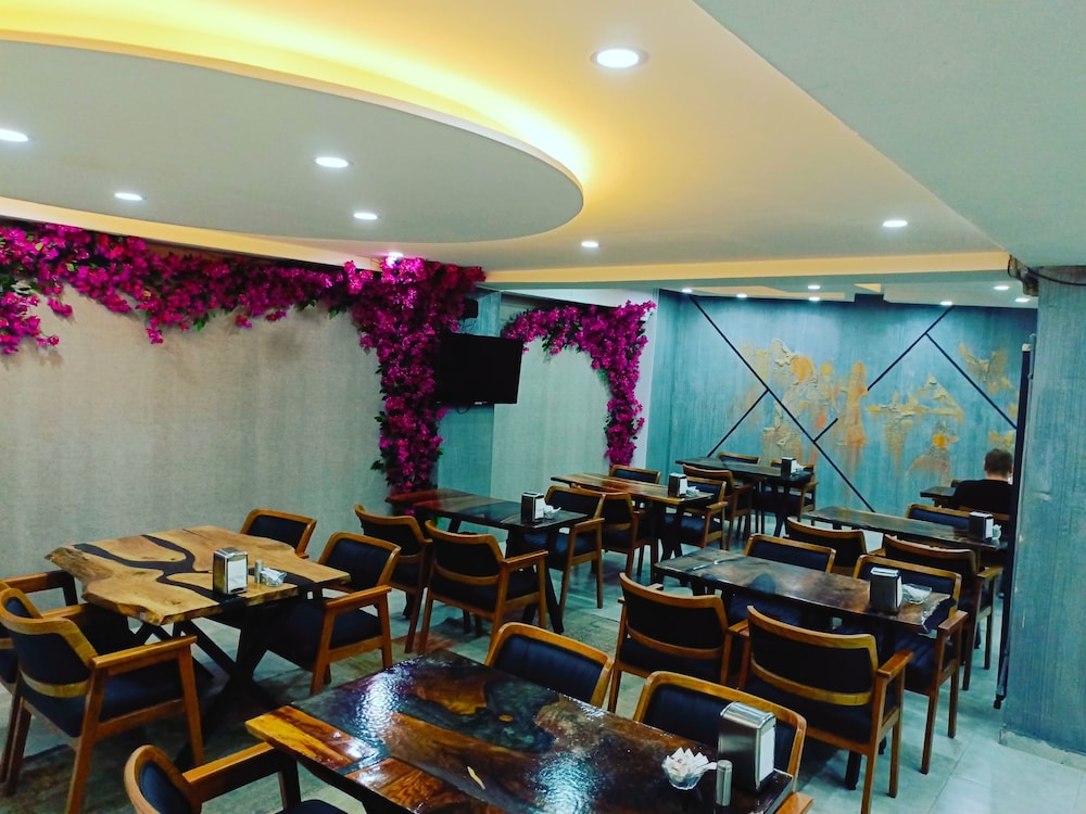 Luxury Airport Hotel 40/48