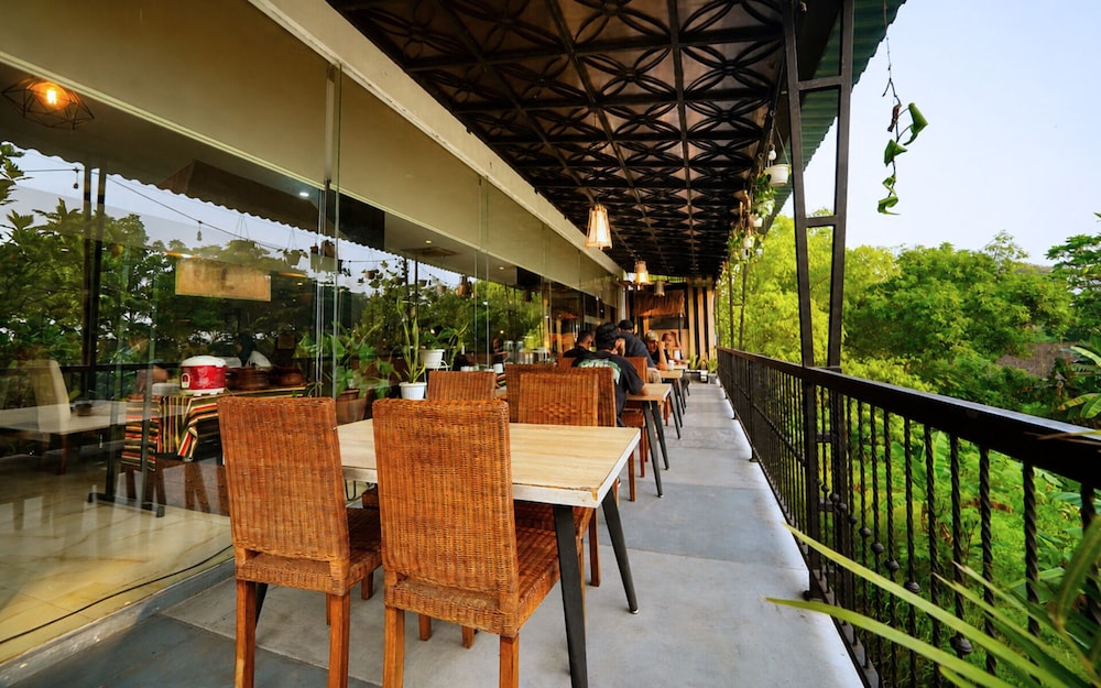 Front One Hotel Airport Solo 38/50