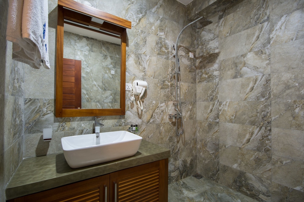 Ceyloni Inn 52/58