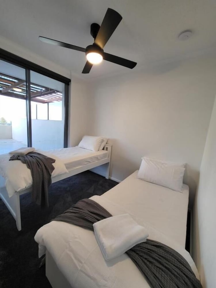 Swell Resort Burleigh Beach 32/50