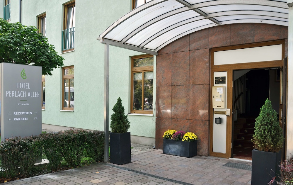 GOLDEN LEAF PERLACH ALLEE HOF 4/68