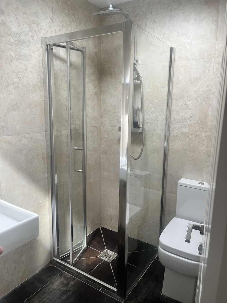 غرفة رباعية بسرير مزدوج وسريرين منفصلين، Kew Rooms 7/9